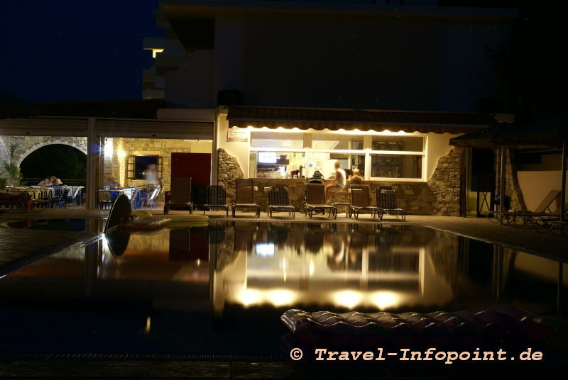 Pool bei Nacht / Hotel Panorama (Faliraki)