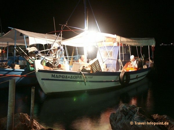 Fischerboot in Limenaria am Abend, Thassos